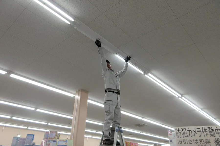 店舗天井のLED照明器具の取付工事