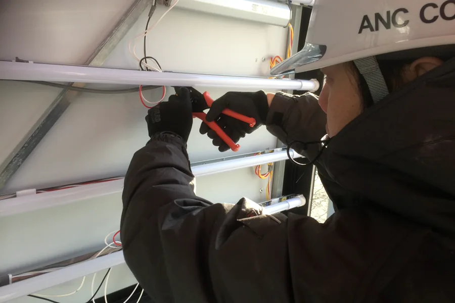 LED直管の結線作業