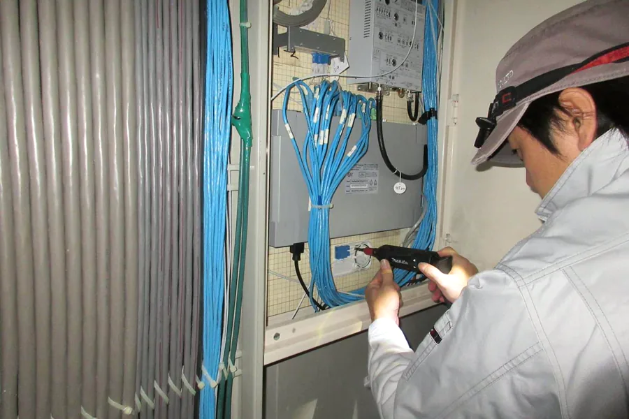構内配線盤での成端・整線作業